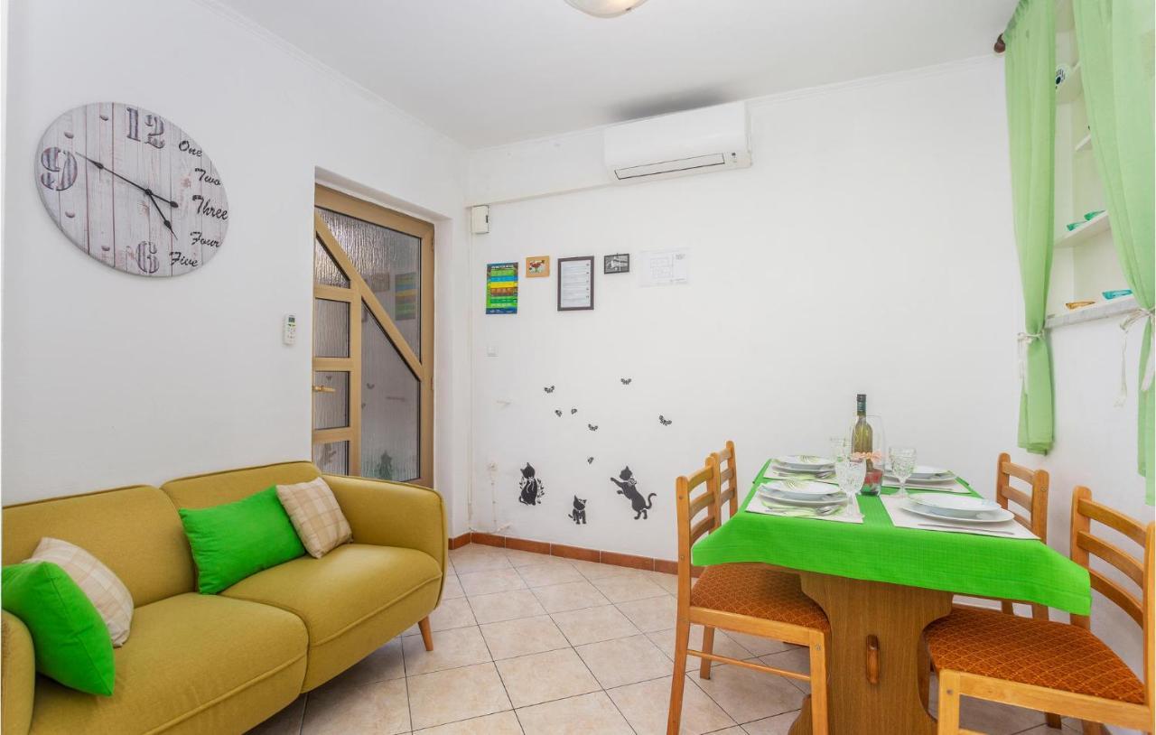 2 Bedroom Cozy Apartment In 오미살즈 외부 사진