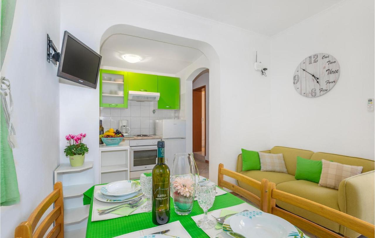 2 Bedroom Cozy Apartment In 오미살즈 외부 사진