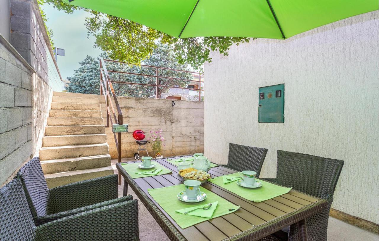 2 Bedroom Cozy Apartment In 오미살즈 외부 사진