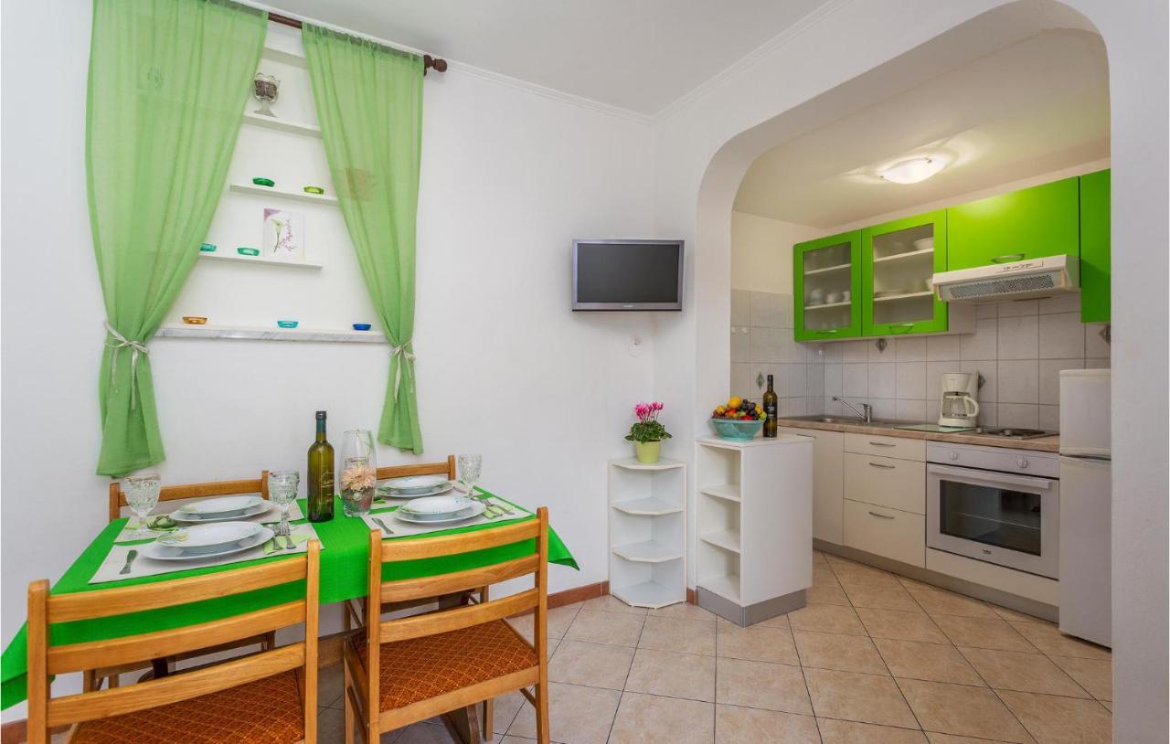 2 Bedroom Cozy Apartment In 오미살즈 외부 사진