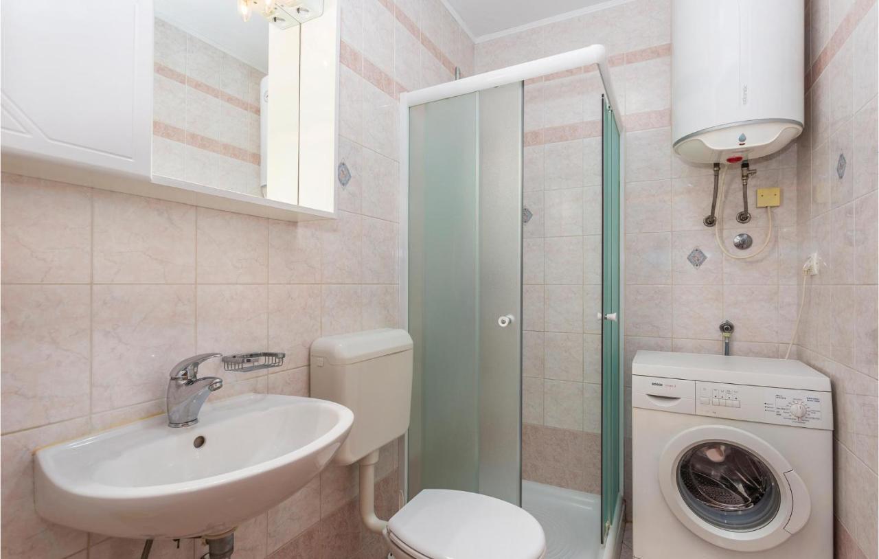 2 Bedroom Cozy Apartment In 오미살즈 외부 사진