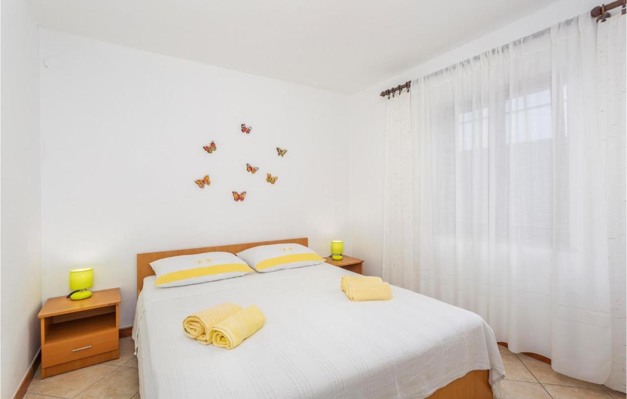 2 Bedroom Cozy Apartment In 오미살즈 외부 사진