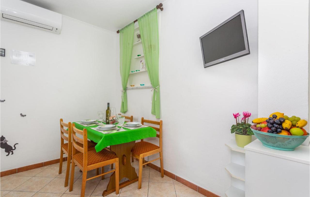 2 Bedroom Cozy Apartment In 오미살즈 외부 사진