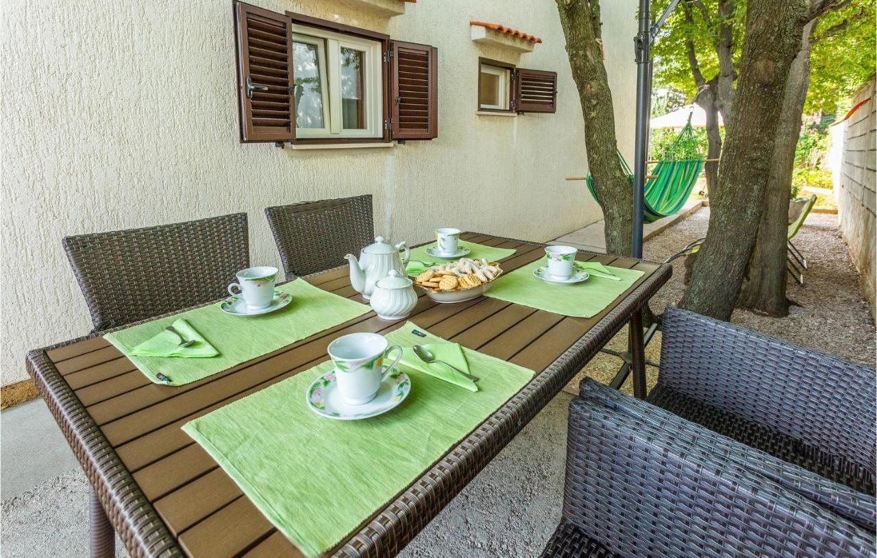 2 Bedroom Cozy Apartment In 오미살즈 외부 사진