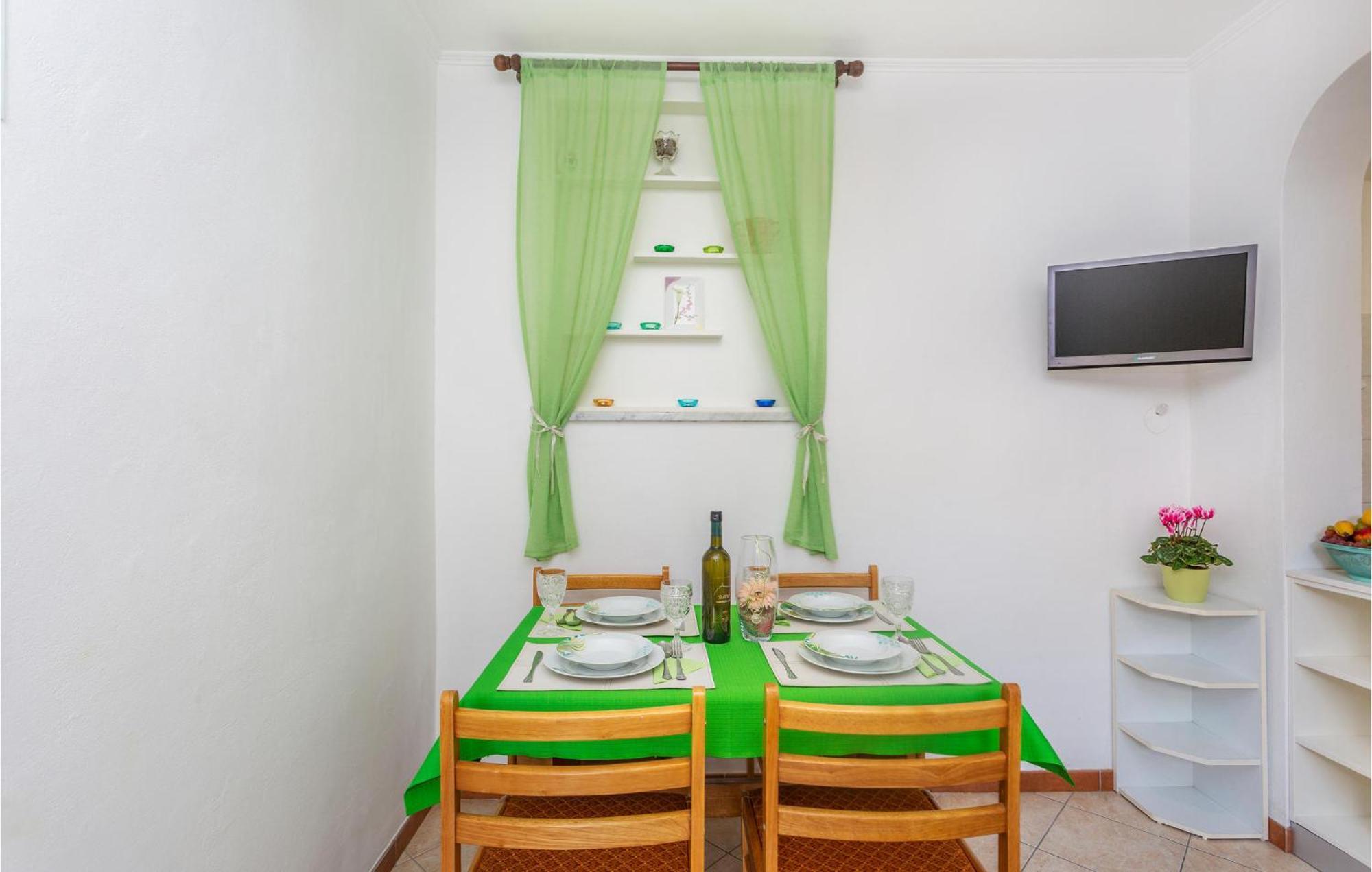 2 Bedroom Cozy Apartment In 오미살즈 외부 사진
